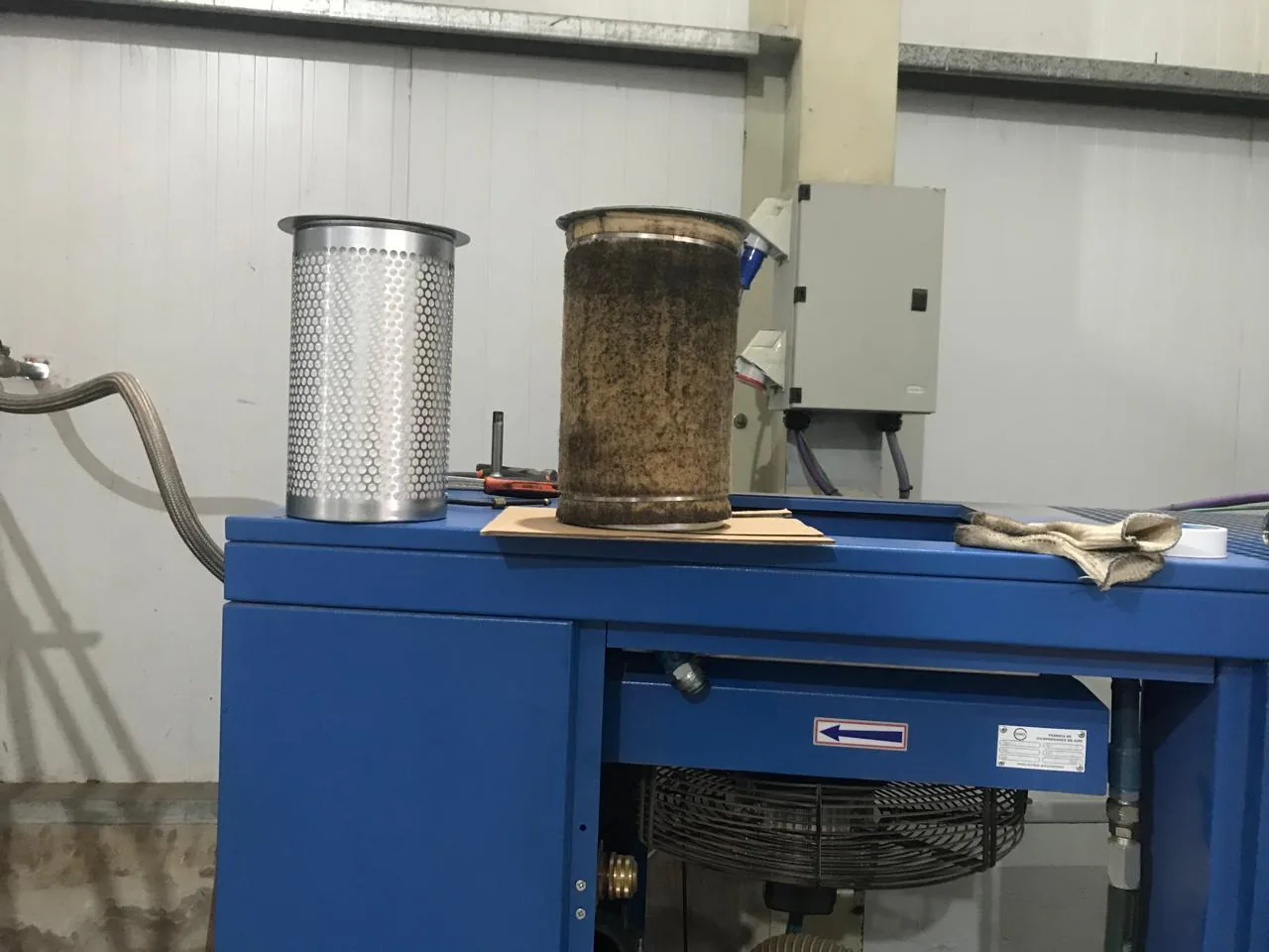 Filtros nuevos y usados de compresor de aire, referencia de mantenimiento preventivo industrial.