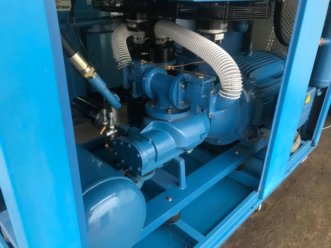 Interior grupo compresor tornillo — INDUAIR