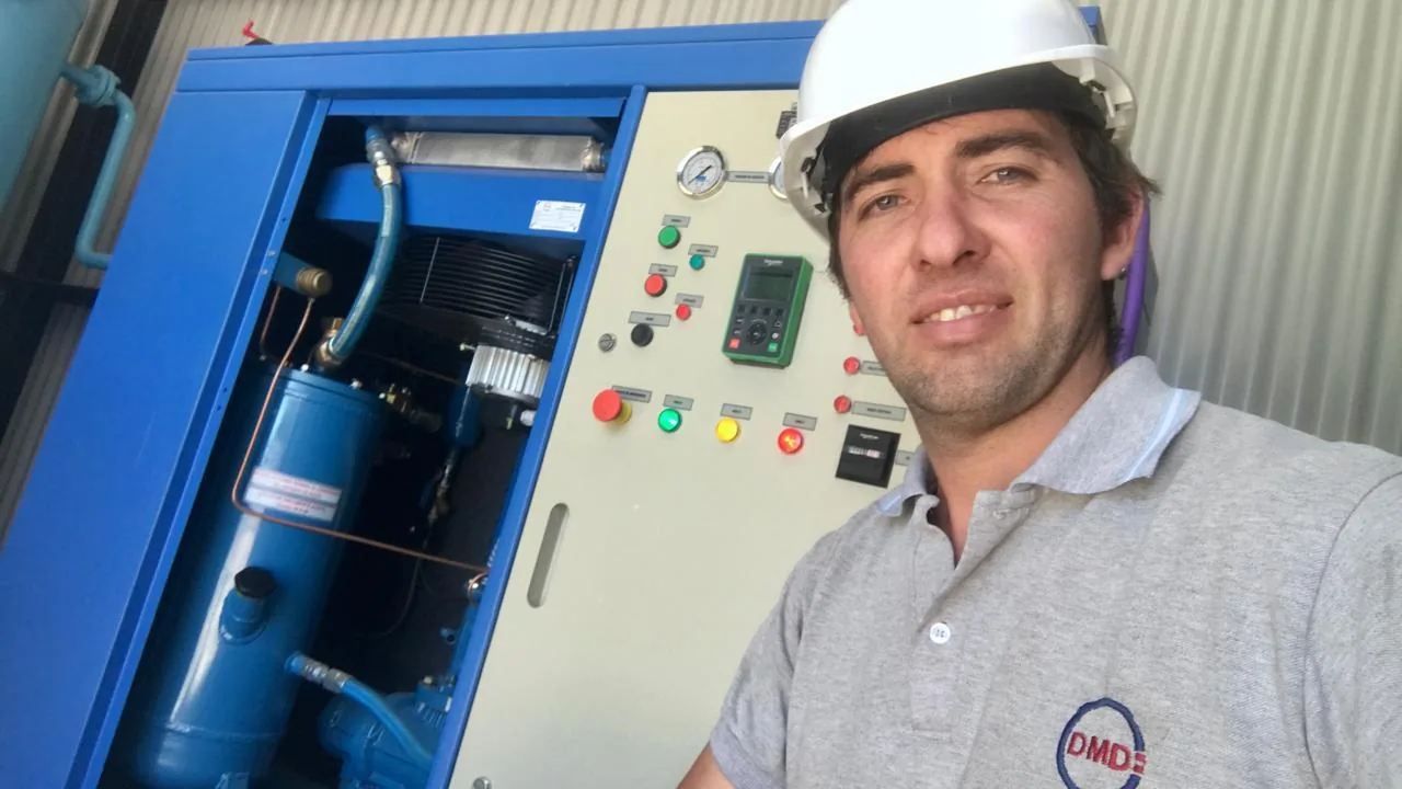 Juan Rohr junto a compresor DMD, respaldo técnico para sistemas de aire comprimido industrial.
