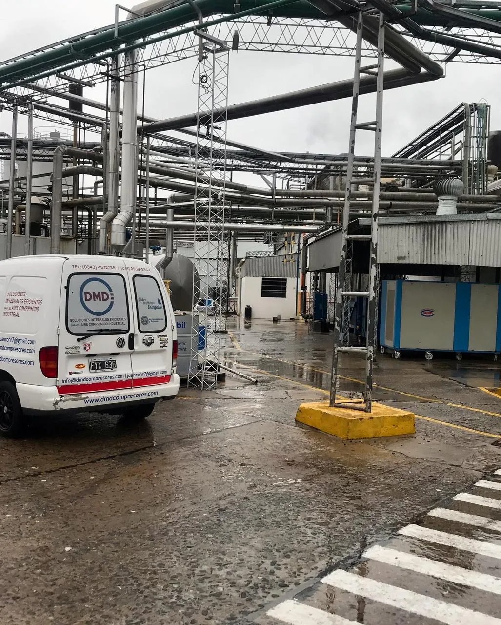 Unidad móvil técnica DMD en planta industrial para servicio y optimización de aire comprimido.