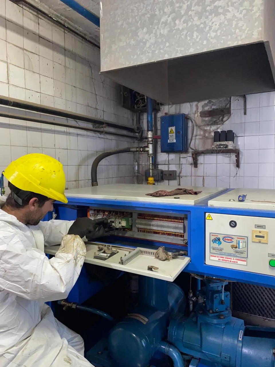 Tecnico casco amarillo frigorifico dmd — INDUAIR